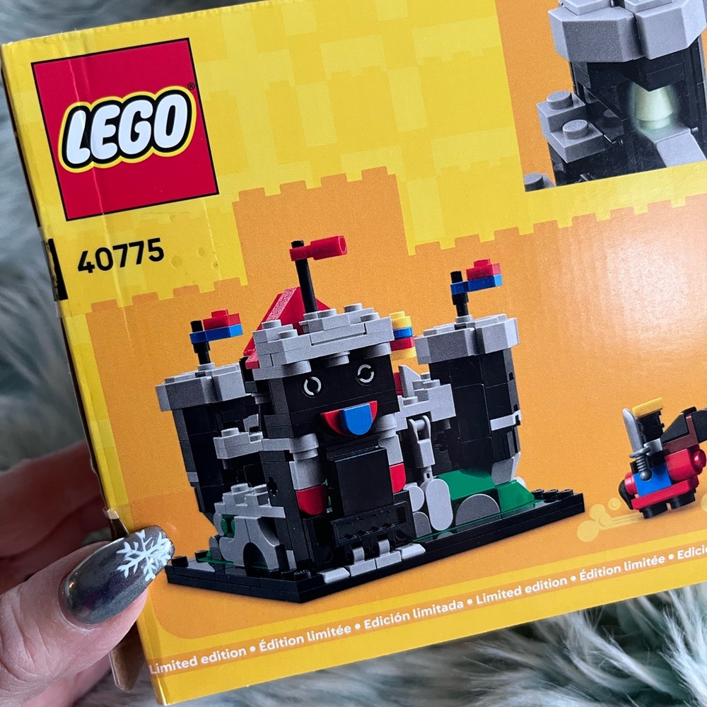 LEGO Mini Knight's Castle Building Set 40775, Limited Edition, 590 Pieces - Picture 3 of 7
